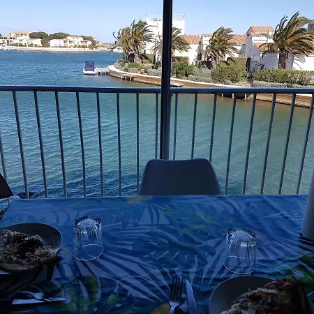 Bord De Et Pieds Dans L'eau Apartment *