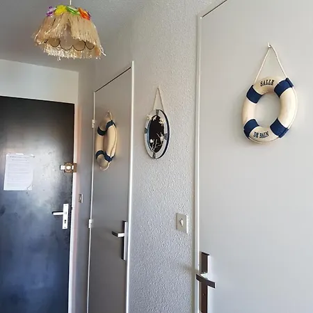 Bord De Et Pieds Dans L'eau サン・シプリアン
