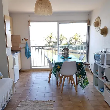 Bord De Et Pieds Dans L'eau Apartment