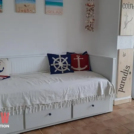 Bord De Et Pieds Dans L'eau Apartment *