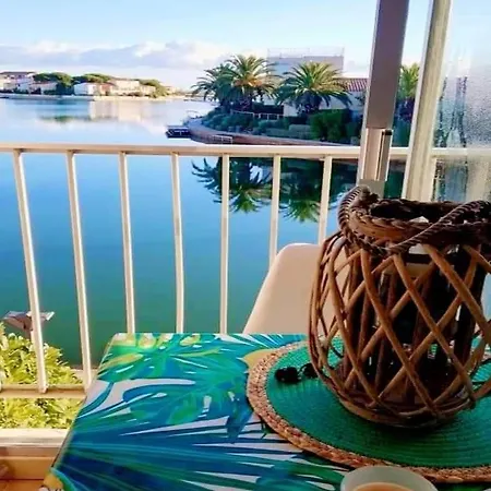 Bord De Et Pieds Dans L'eau Apartment